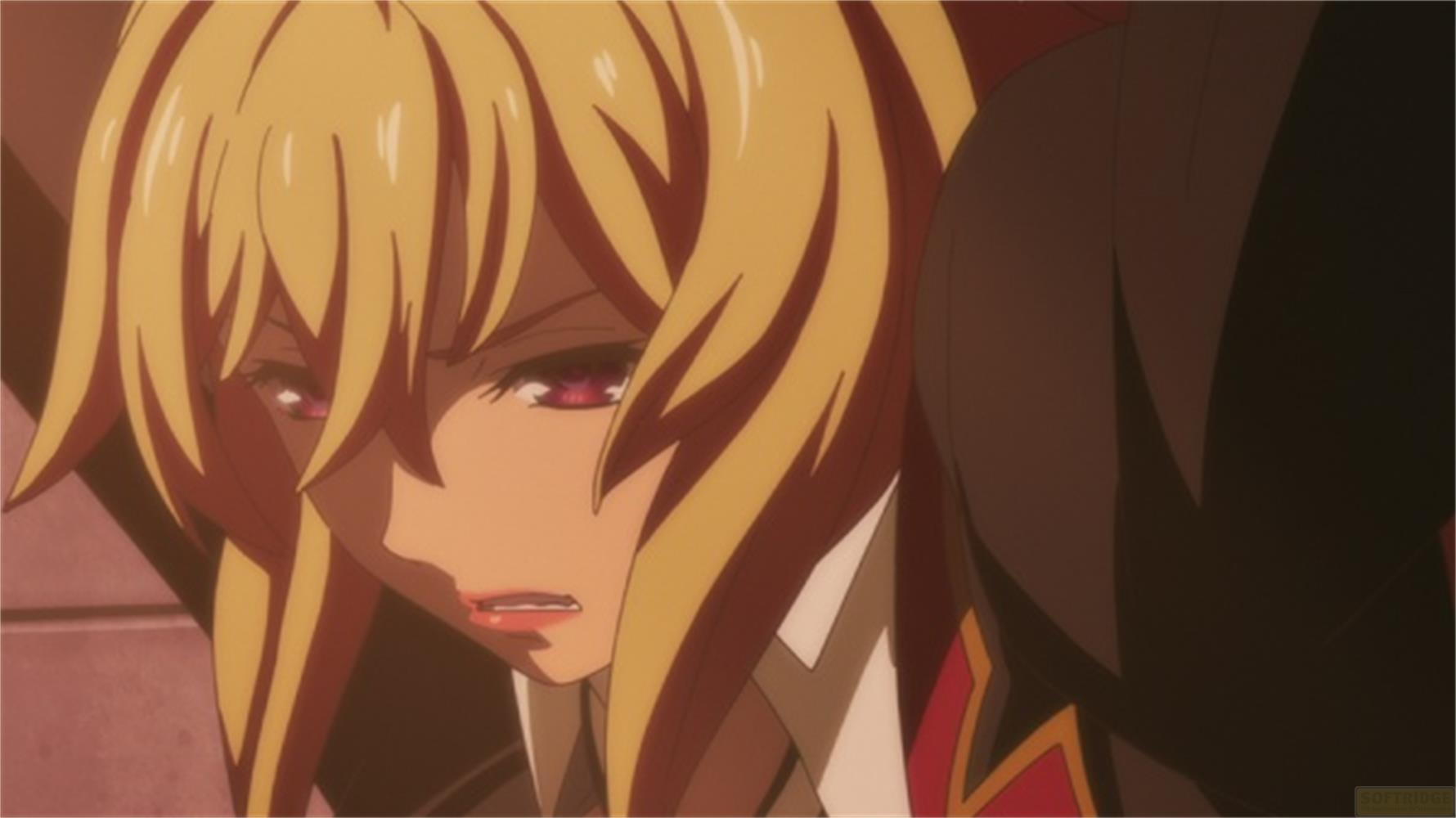 Ragazza anime con capelli biondi e occhi rossi, dall'aspetto angosciato.