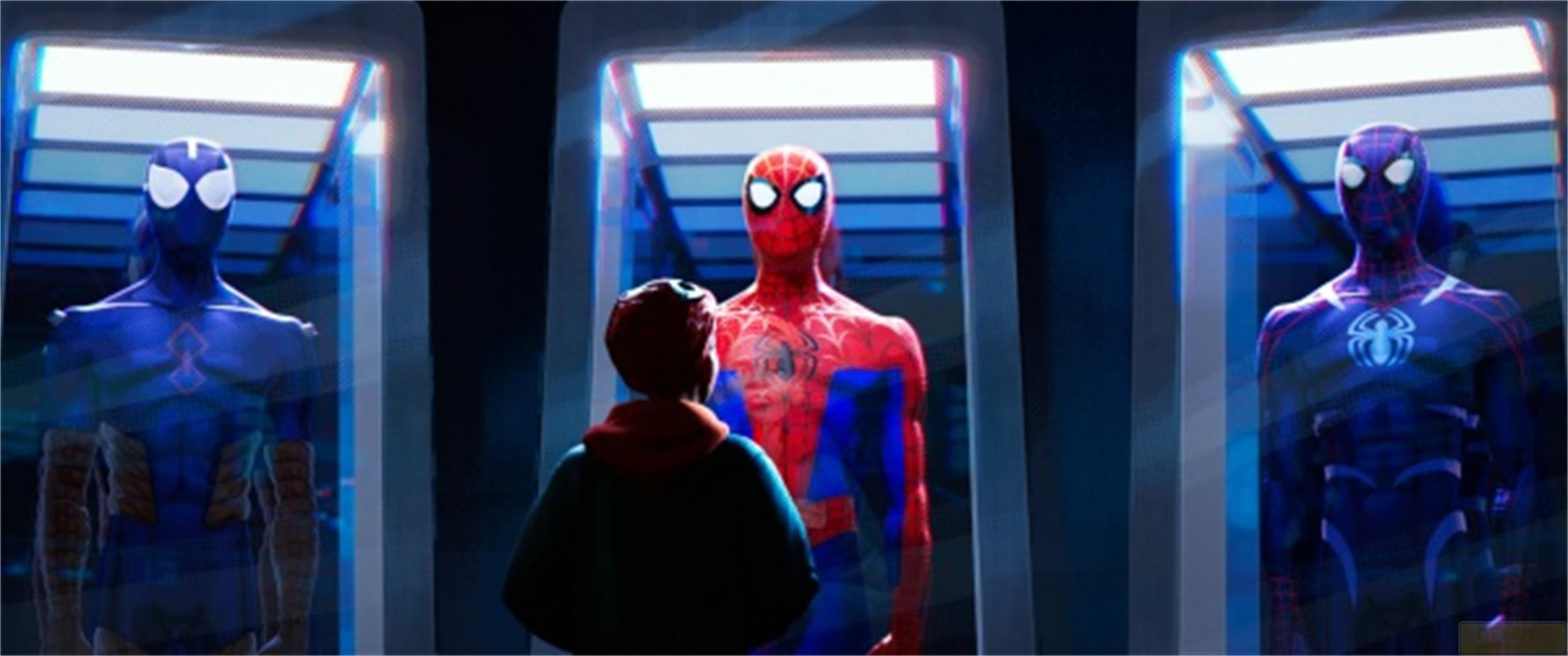 Un ragazzo guarda tre varianti di Spider-Man in camere.