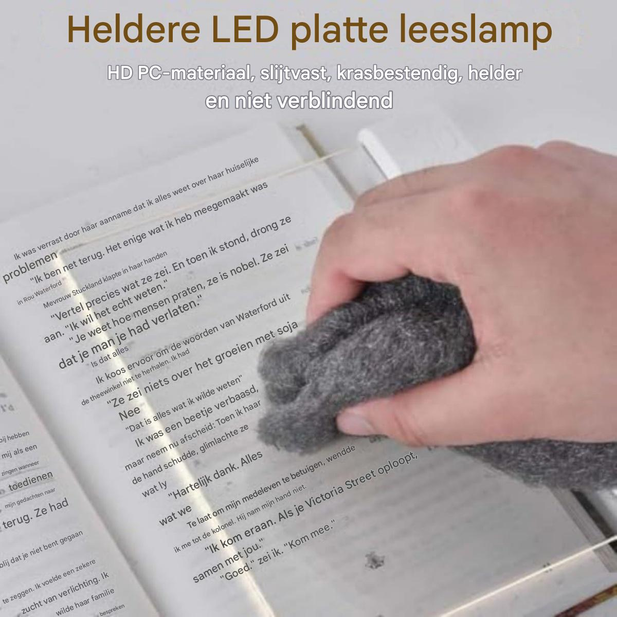 Eine Hand hält ein dickes Wollknäuel über einem Buch mit niederländischem Text.