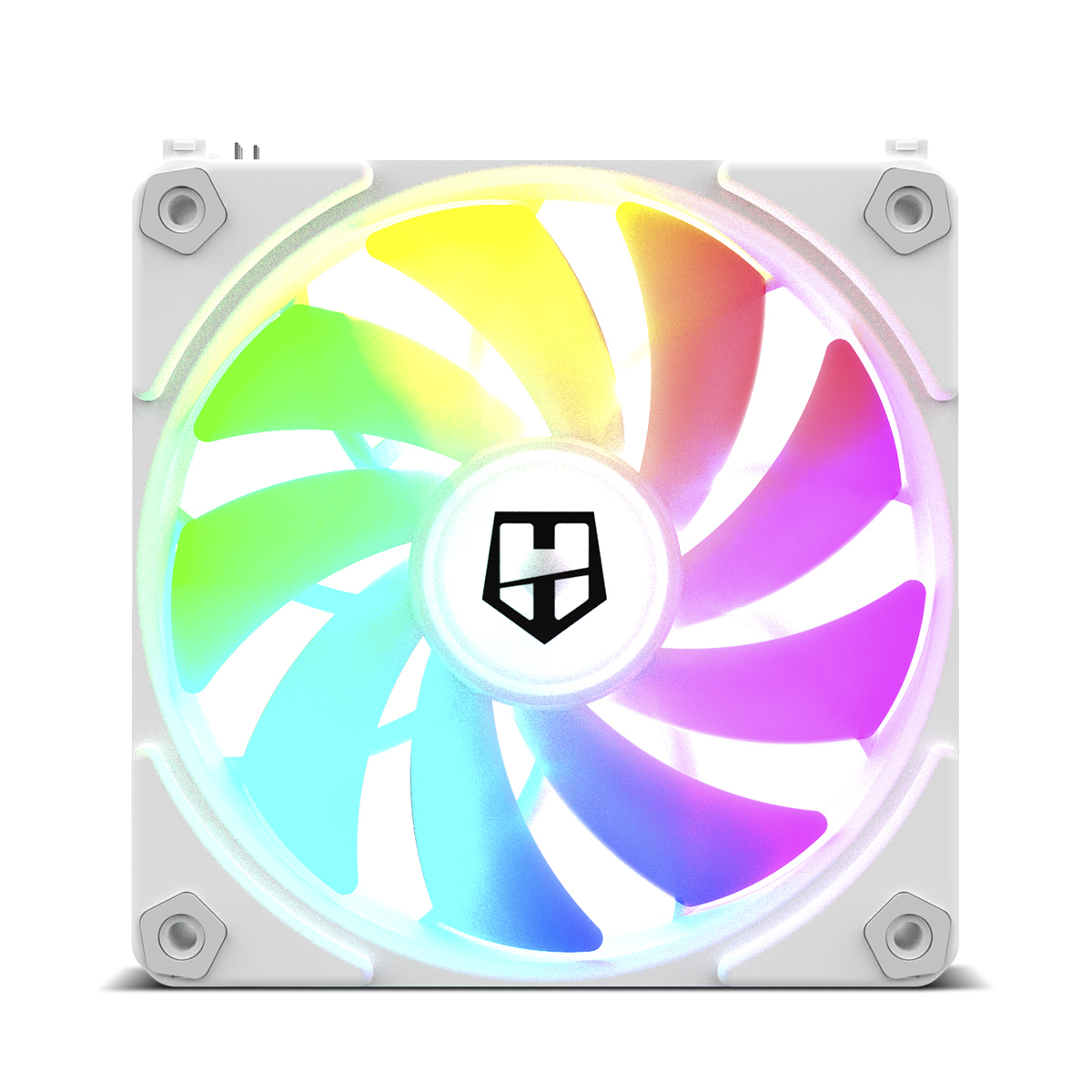 Ein weißer Computerlüfter mit RGB-Beleuchtung und schwarzem Logo in der Mitte.