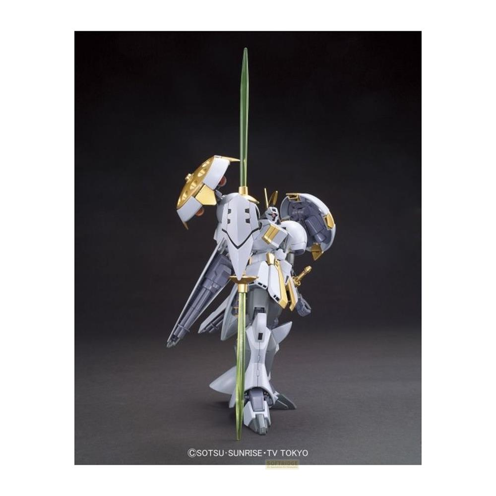 Un robot Gundam blanc aux accents dorés tient une longue lance verte.