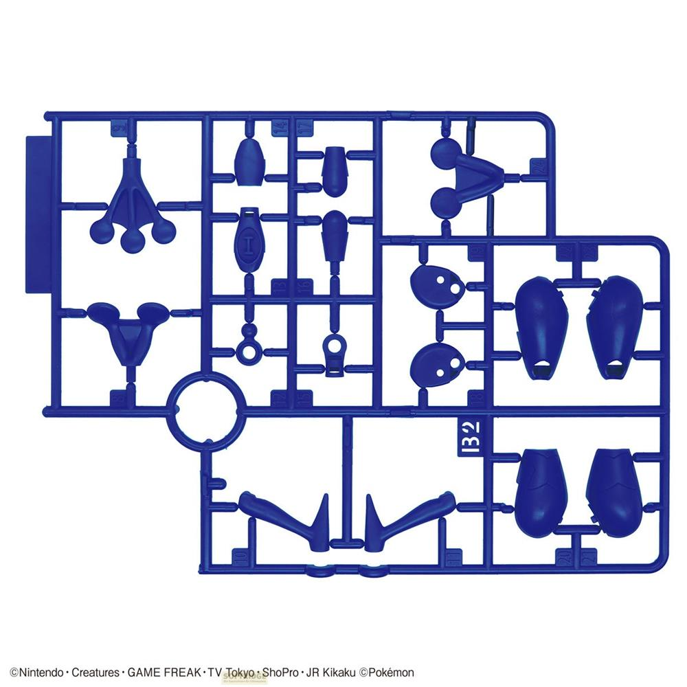Bande de plastique bleue avec pièces de maquette, certaines rondes, d'autres façonnées.