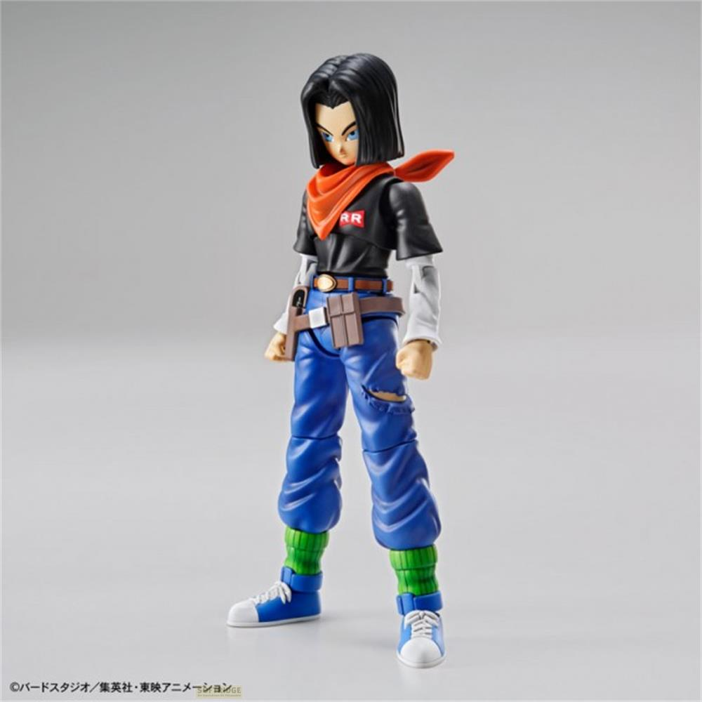 Une figurine d'Androïde 17 porte un t-shirt noir, un pantalon bleu et des chaussures blanches.