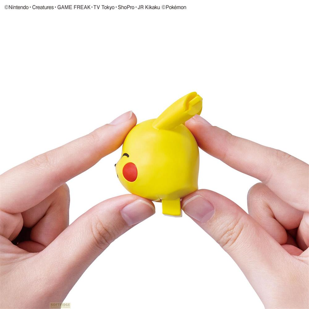 Des mains tiennent une figurine jaune de Pikachu aux joues rouges.