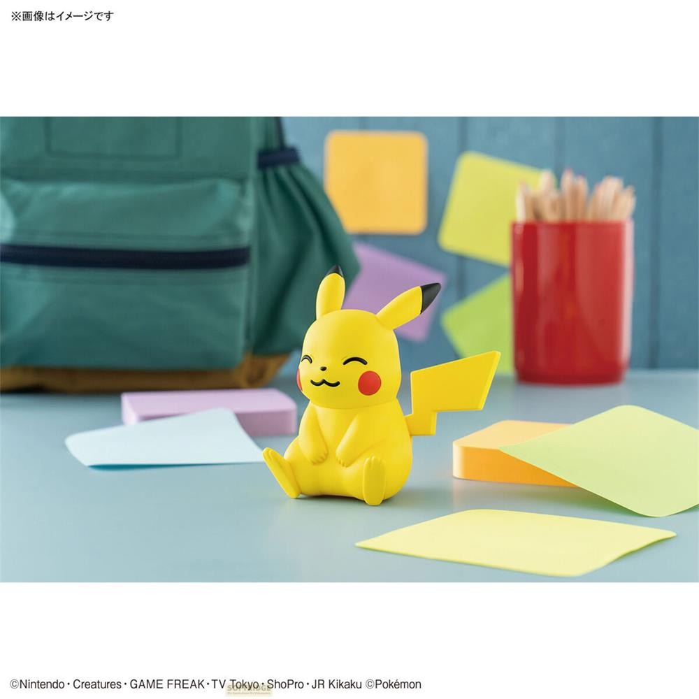 Une figurine jaune de Pikachu est assise sur un bureau avec des post-it.