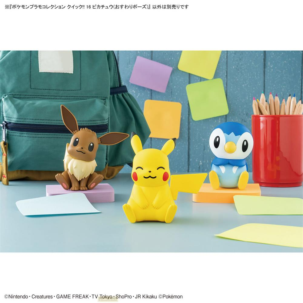 Figurines de Pikachu, Evoli et Piplup assises devant un sac à dos vert. Crayons de couleur dans un pot rouge.