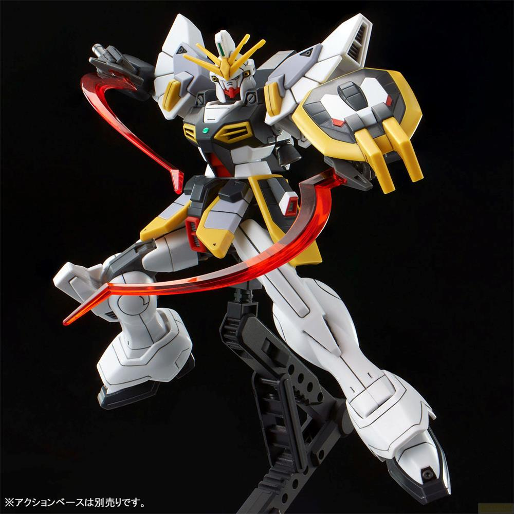 Un robot Gundam blanc et gris avec des accents jaunes, tenant un sabre laser rouge.