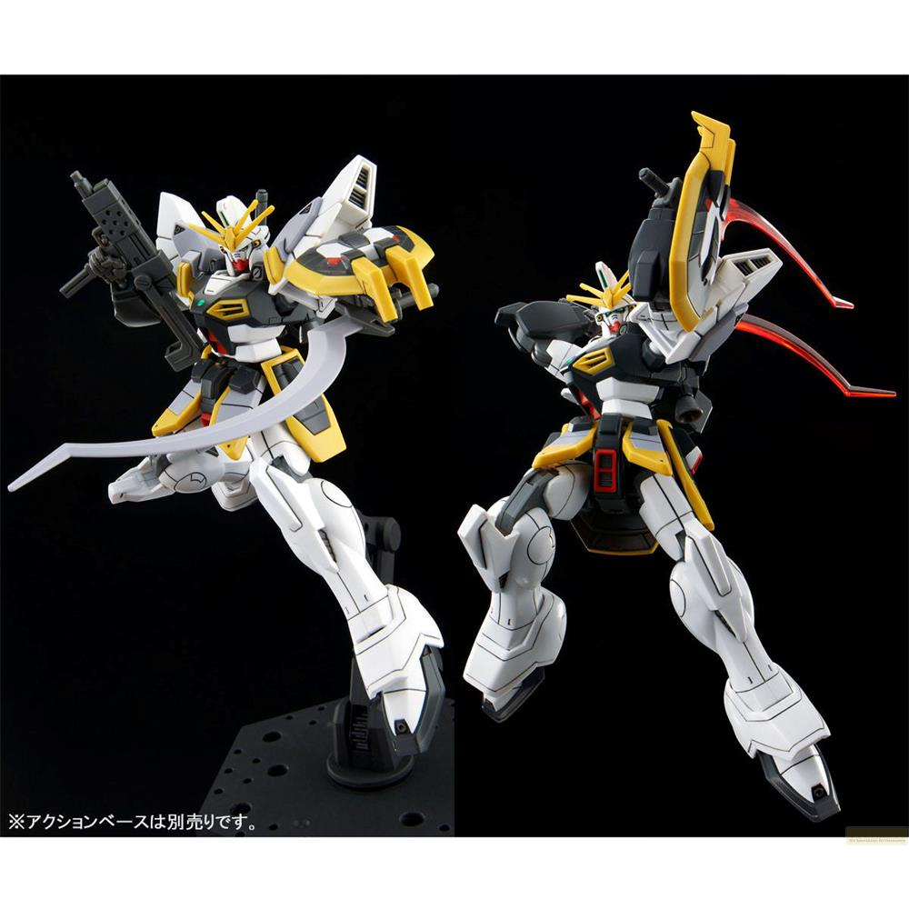 Deux figurines de robots blanc et jaune sur fond noir.