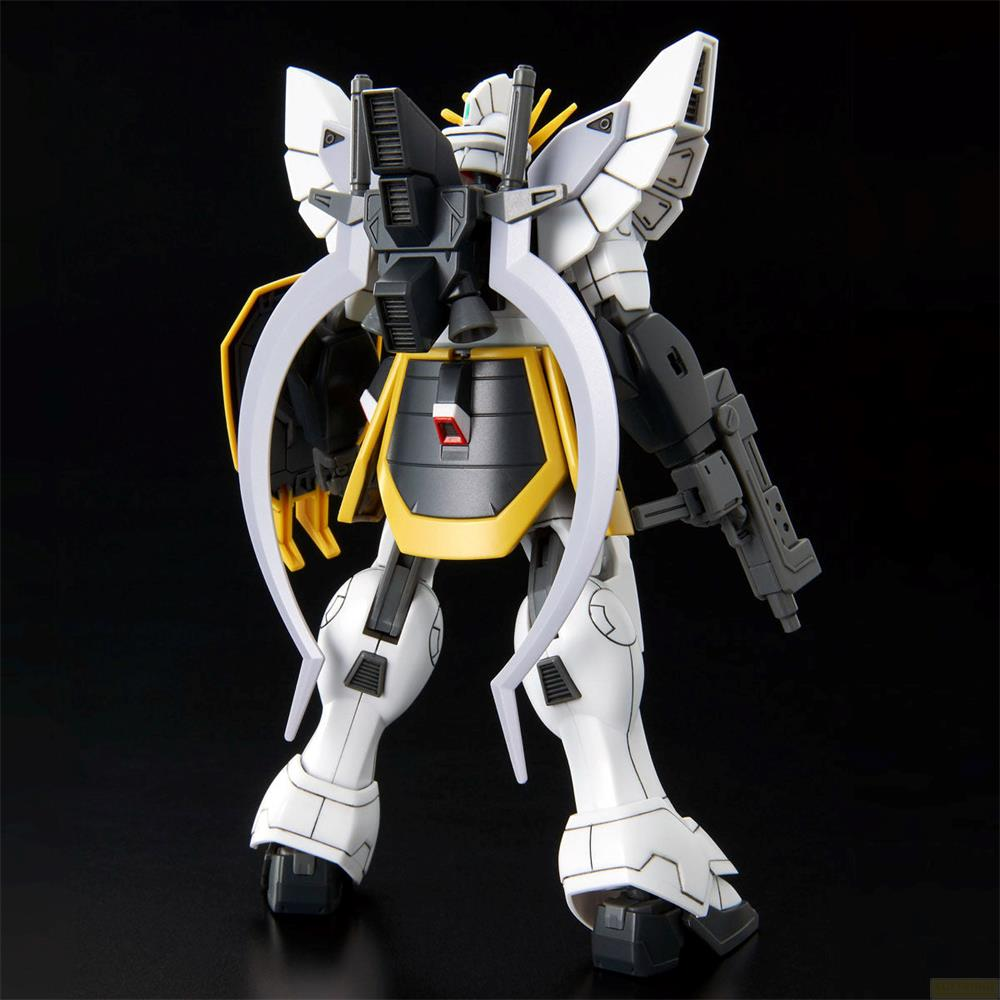 Un robot blanc avec des accents jaunes et un pistolet sur le bras se dresse sur fond noir.