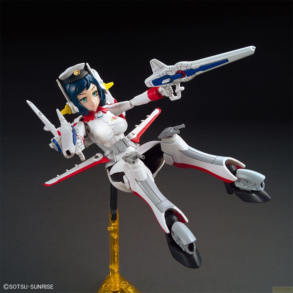 Une figurine féminine en tenue blanc et rouge tenant des armes, posée sur un support.