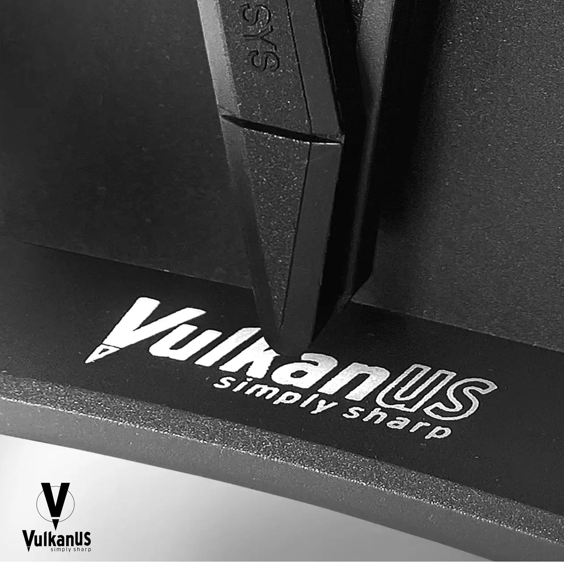 Objet noir avec logo et texte blancs.