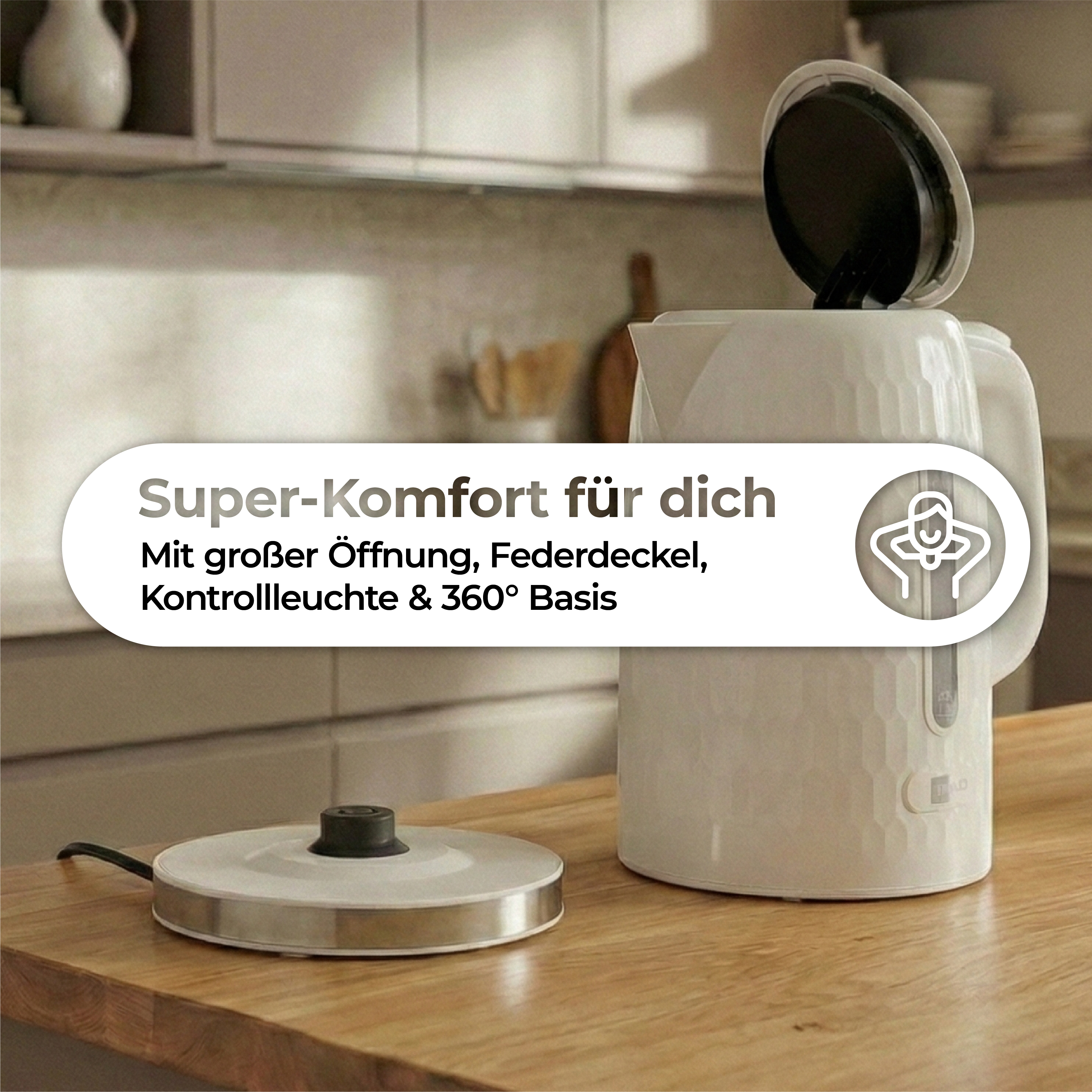 Ein weißer Wasserkocher mit offenem Deckel steht auf einem Holztisch. Ein Sockel liegt daneben.