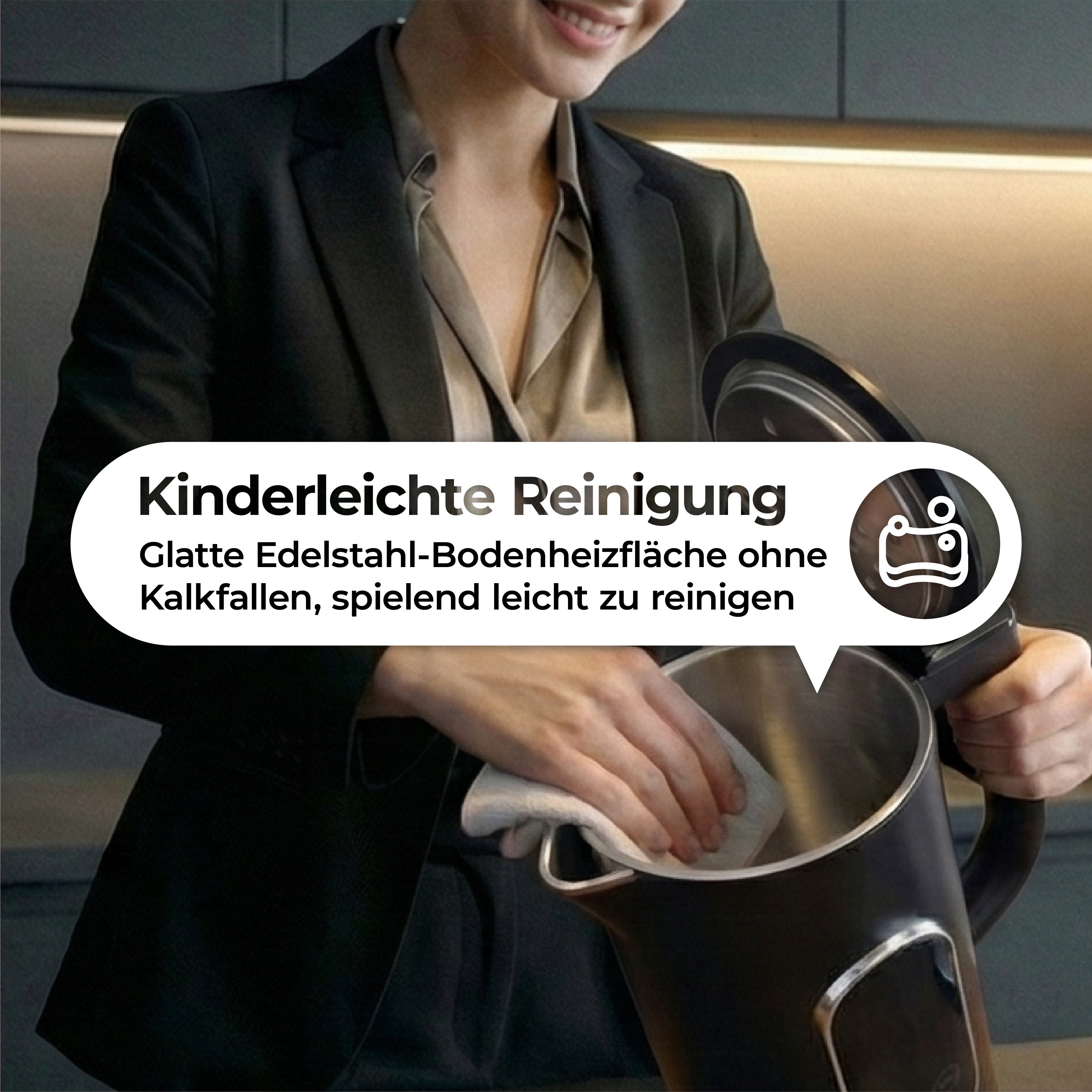 Eine Person reinigt einen Wasserkocher mit einem Tuch.