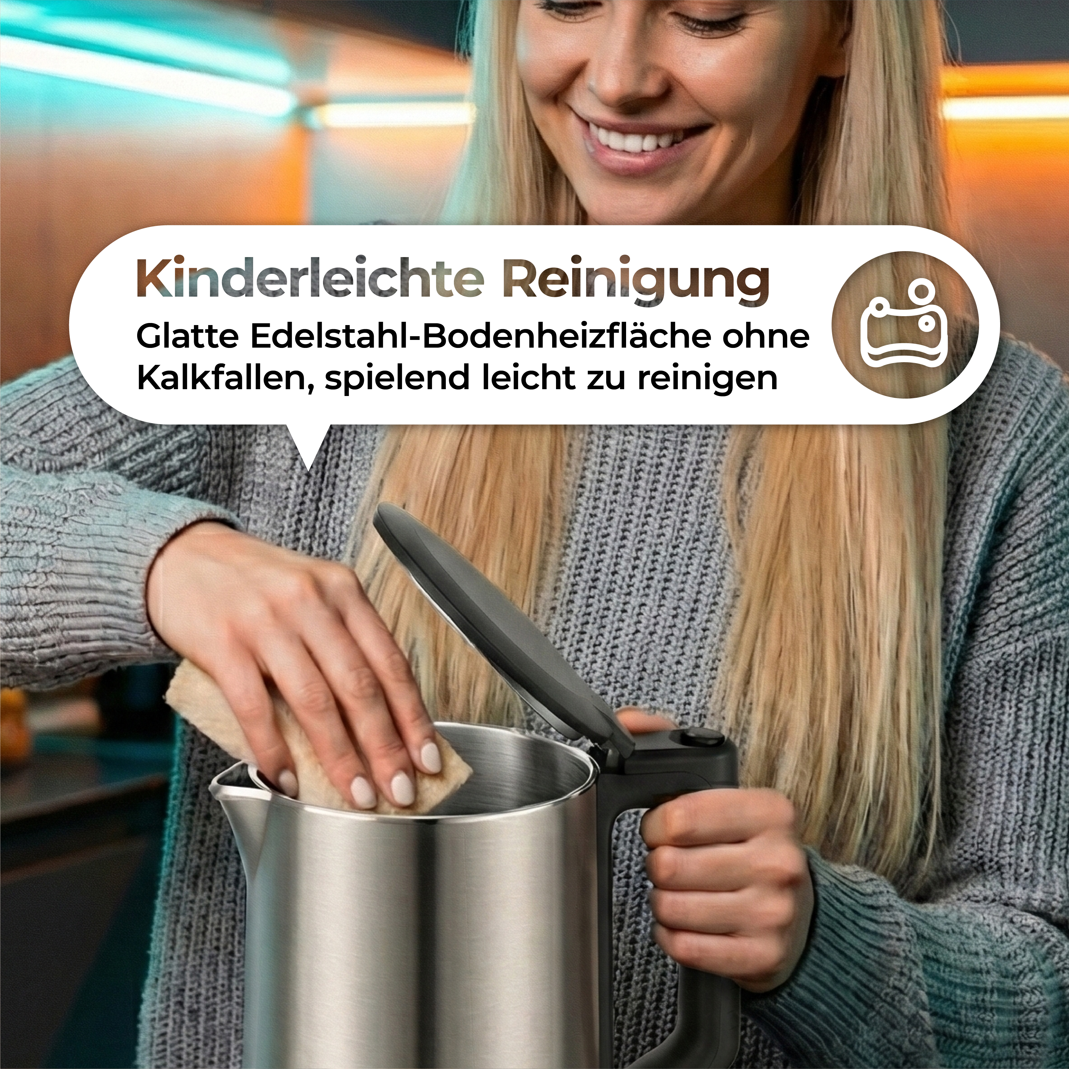 Eine Frau reinigt einen Edelstahlkessel mit einem Schwamm.