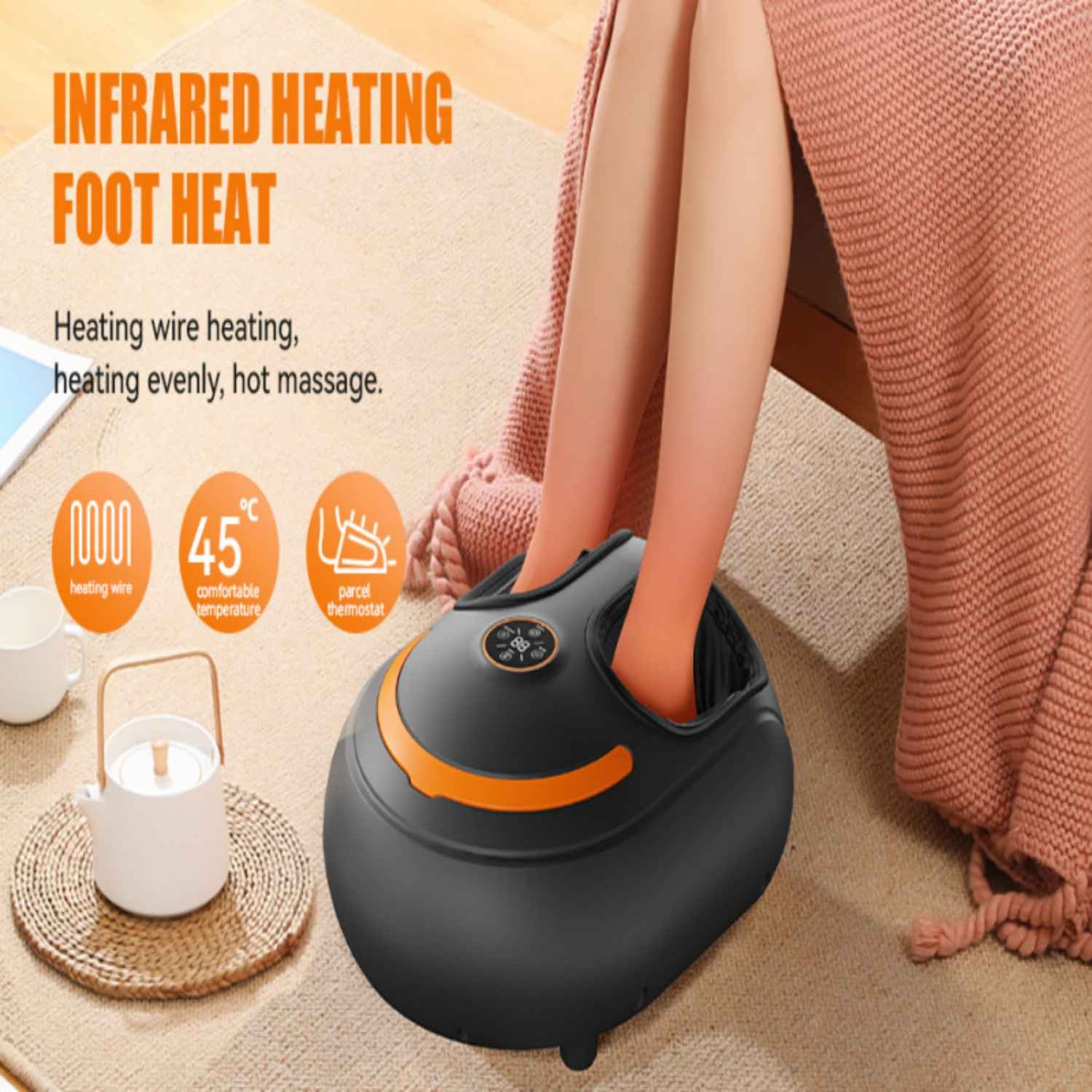 Ein Paar Füße in einem schwarzen Heizfußmassagegerät auf einem Teppich. Nebenan stehen eine Teekanne und eine Tasse.