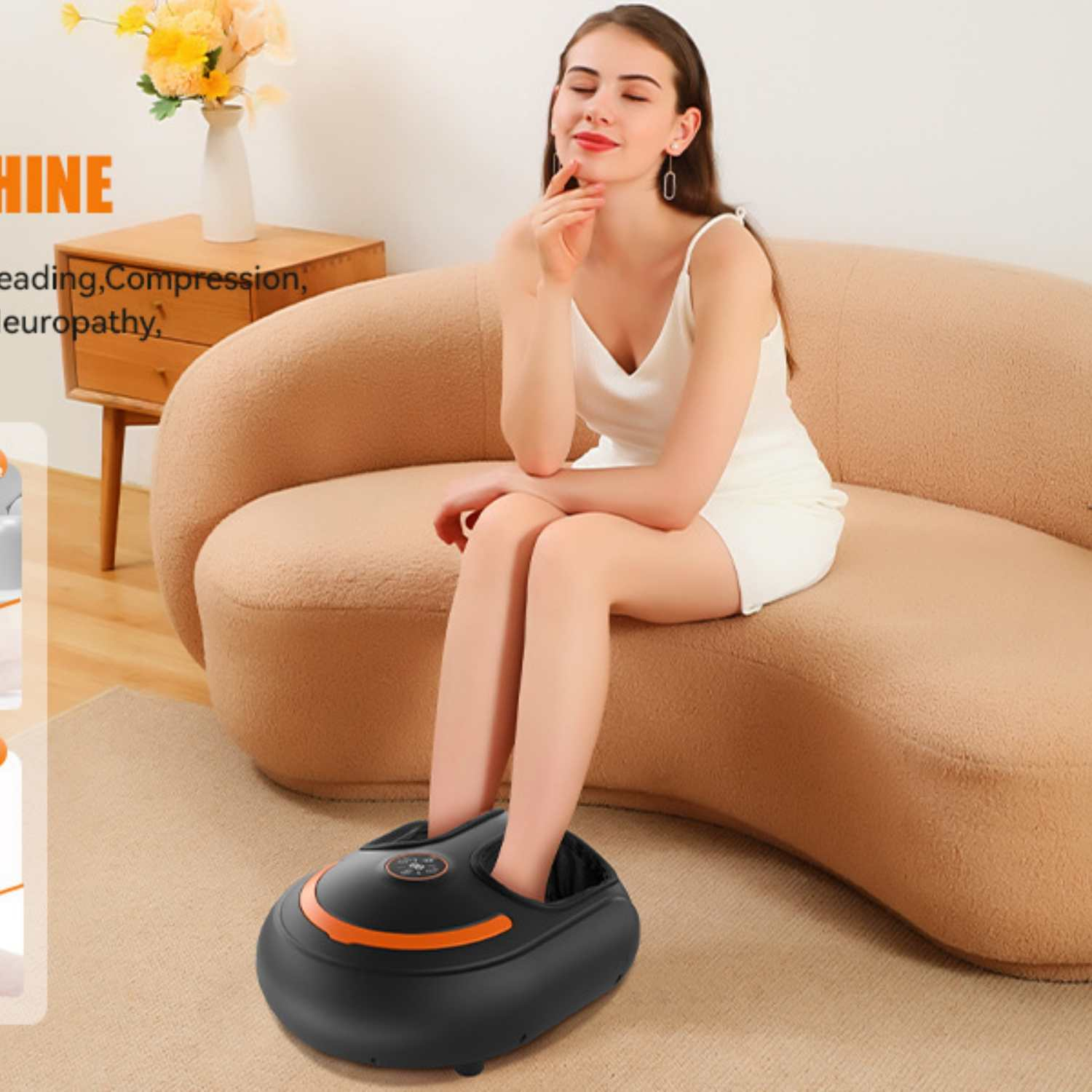 Eine Frau sitzt auf einem Sofa und benutzt eine Fußmassagegerät.