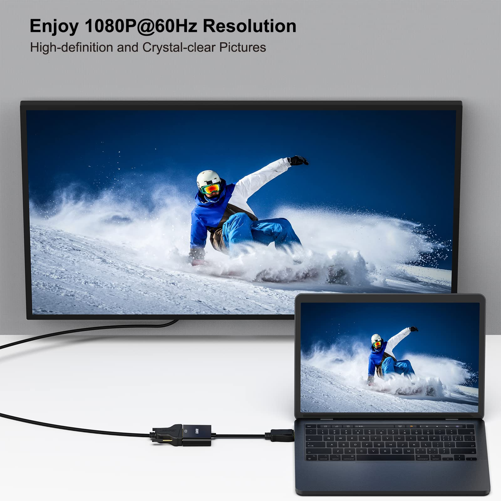 Ein Snowboarder fährt einen schneebedeckten Hang hinunter, gezeigt auf einem großen Bildschirm und einem Laptop.