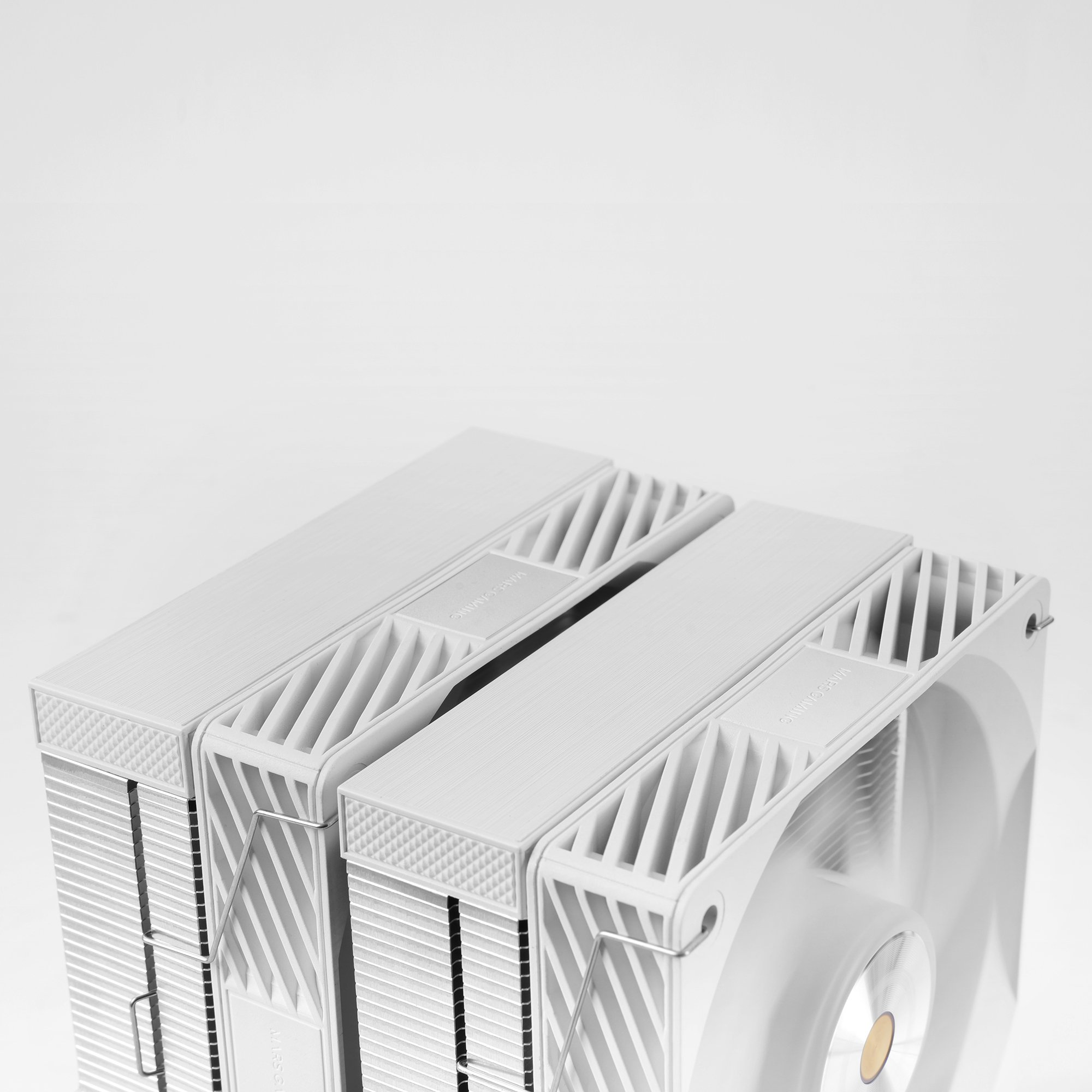 Un enfriador de CPU blanco con dos ventiladores y aletas de aluminio sobre fondo blanco.