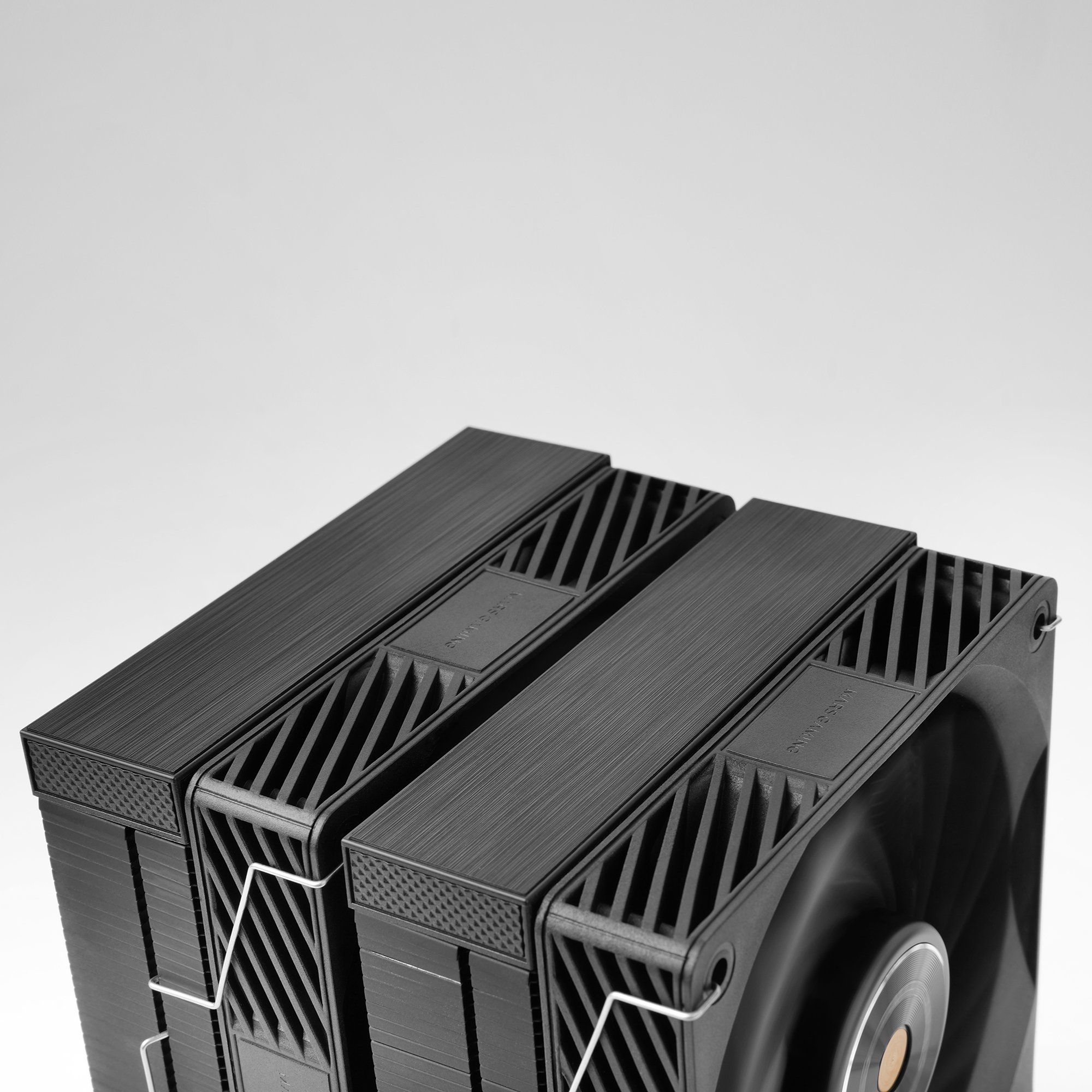 Due dissipatori CPU neri con ventole stanno uno accanto all'altro.