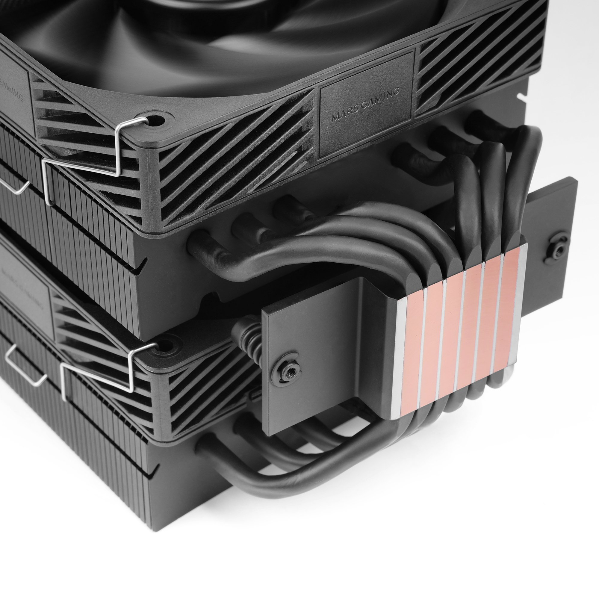 Dissipatore CPU nero con heatpipe in rame e clip per ventola.