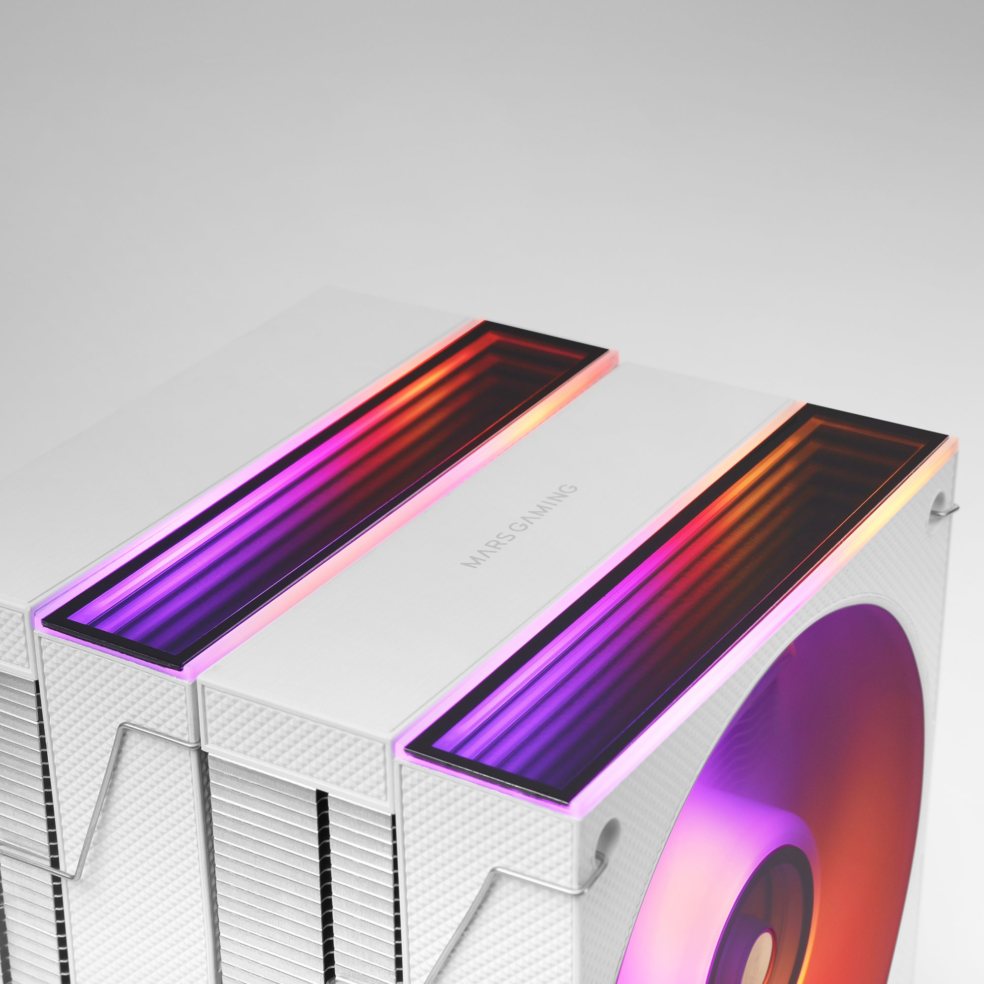 Un enfriador de CPU blanco con iluminación RGB y ventilador.
