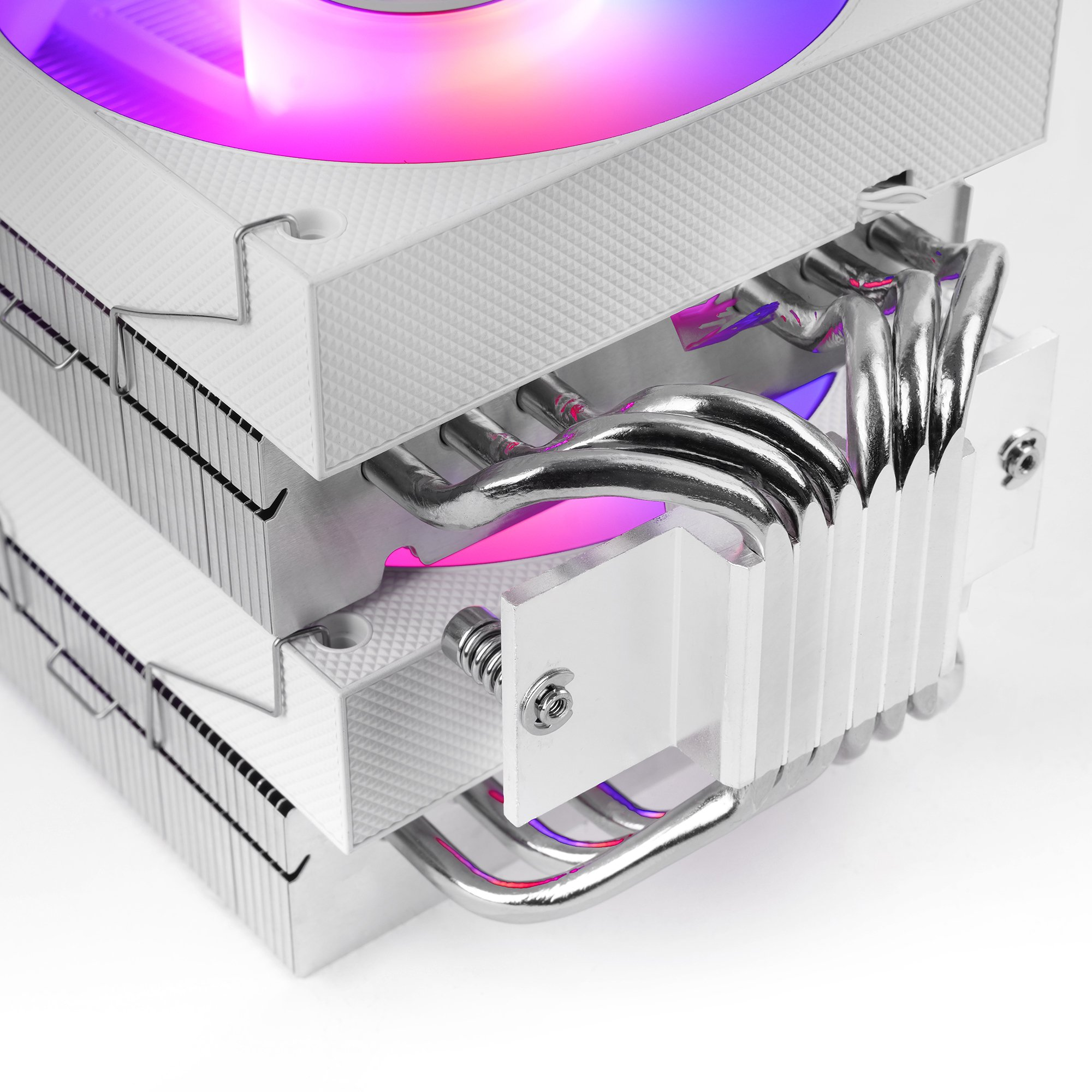 Un enfriador de CPU plateado con tubos de calor e iluminación RGB.