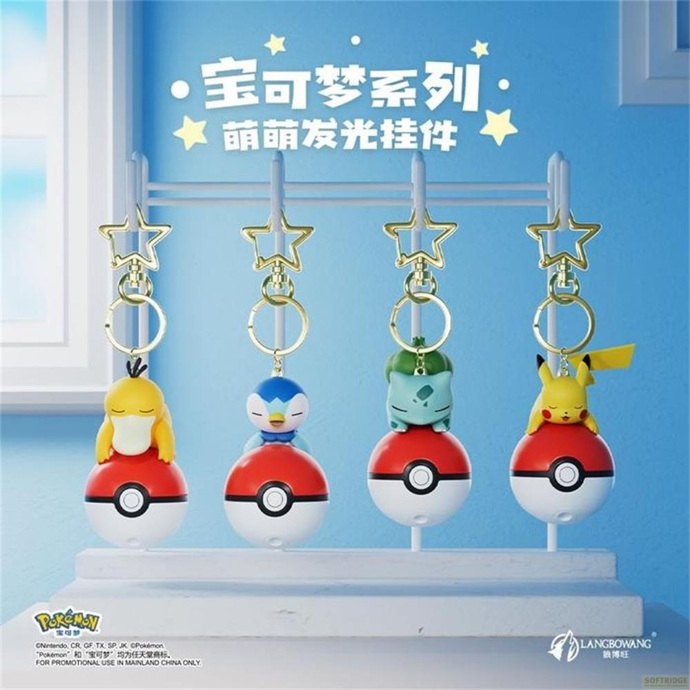 Quatre porte-clés Pokémon: Psykokwak, Tiplouf, Bulbizarre et Pikachu sur des Poké Balls.