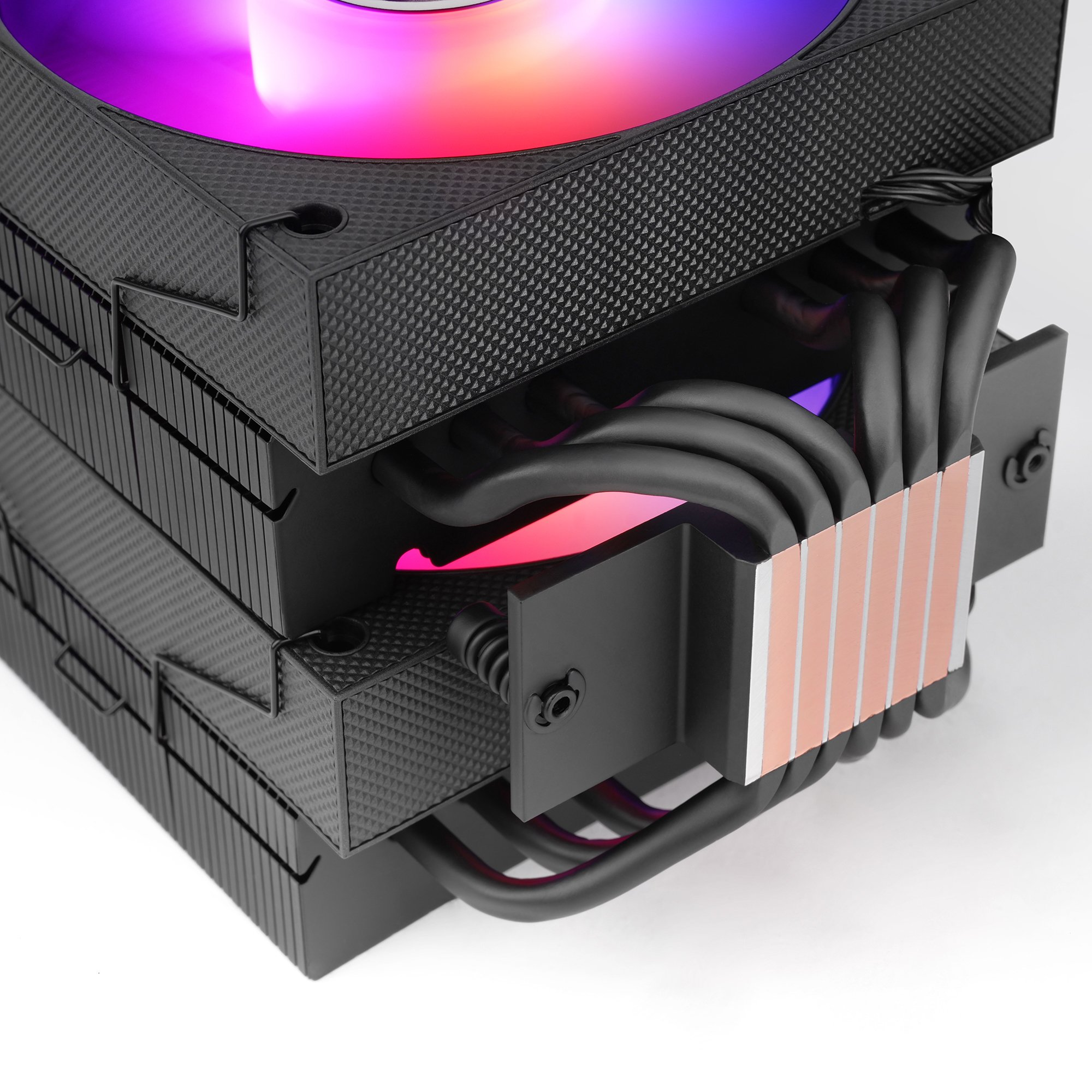Disipador de CPU negro con tubos de calor de cobre e iluminación RGB.