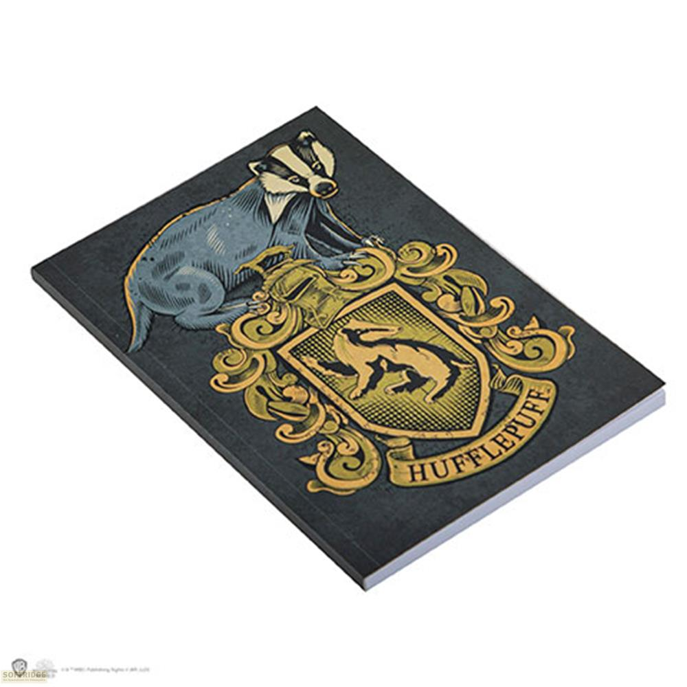 Ein Notizbuch mit dem Hufflepuff-Wappen und einem Dachs auf dunklem Grund.