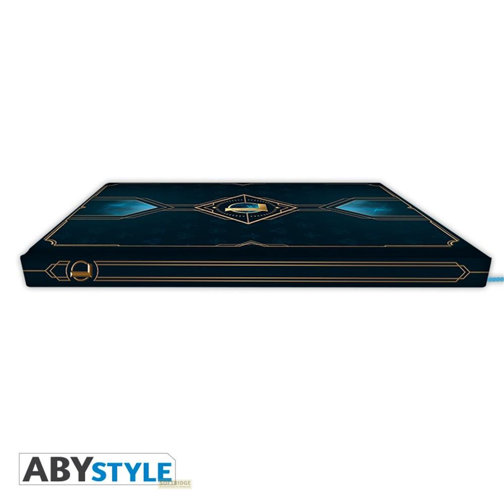 Dunkelblaue Box mit goldenen Verzierungen und einem zentralen Emblem.