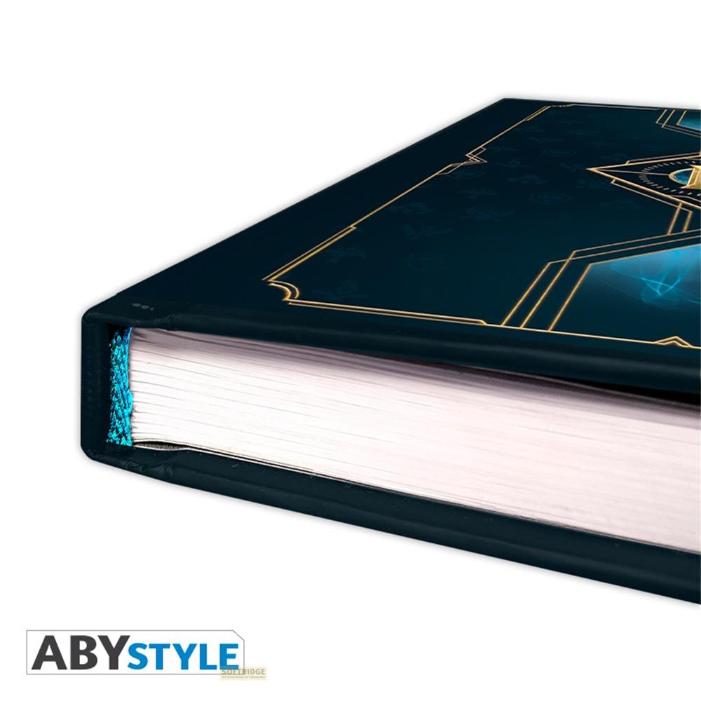 Ein dunkles Buch mit goldener Verzierung und blauem Lesezeichen.