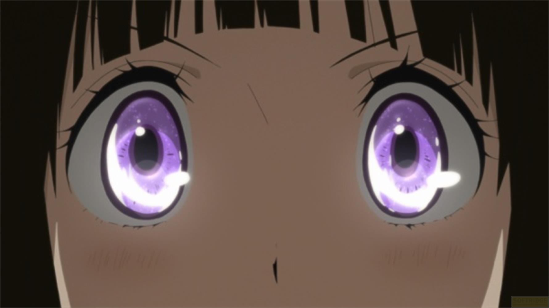 Primo piano di occhi anime con iridi viola scintillanti e lunghe ciglia.