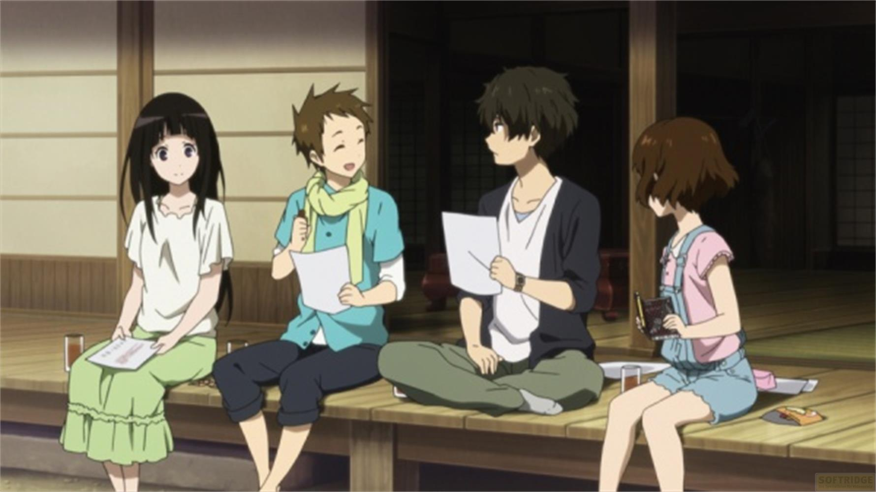 Quattro giovani personaggi anime siedono su un portico di legno, tenendo carte e guardandosi.