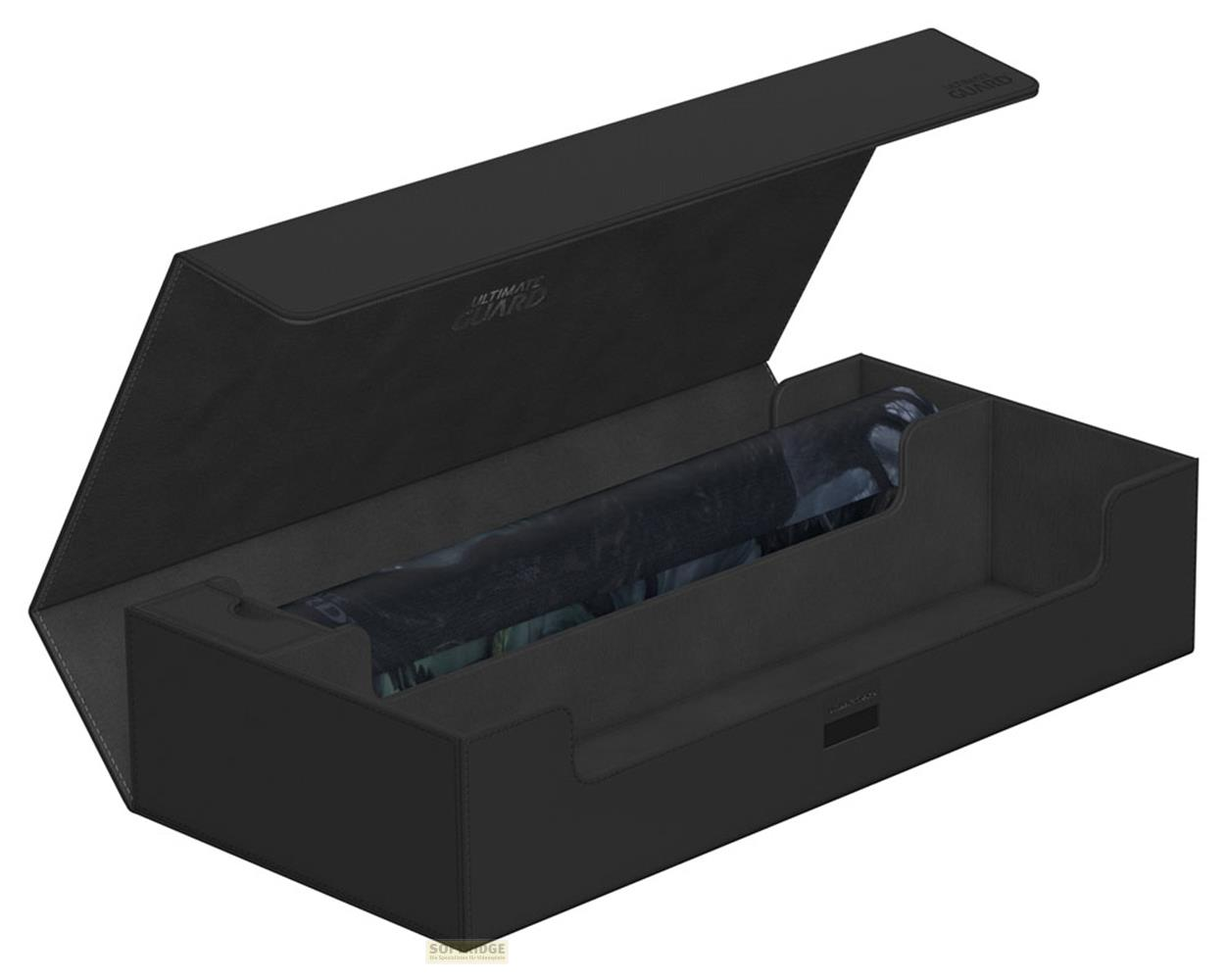 Schwarze Aufbewahrungsbox mit aufgestelltem Deckel, zeigt eine bedruckte Rolle darin.