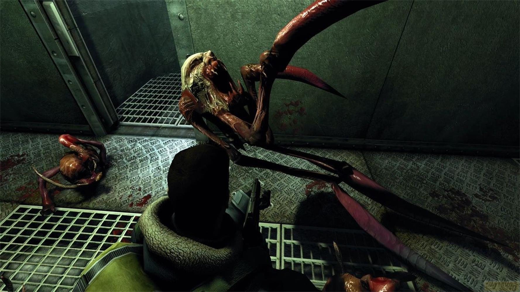 Un homme armé regarde un monstre dans une pièce industrielle sombre.