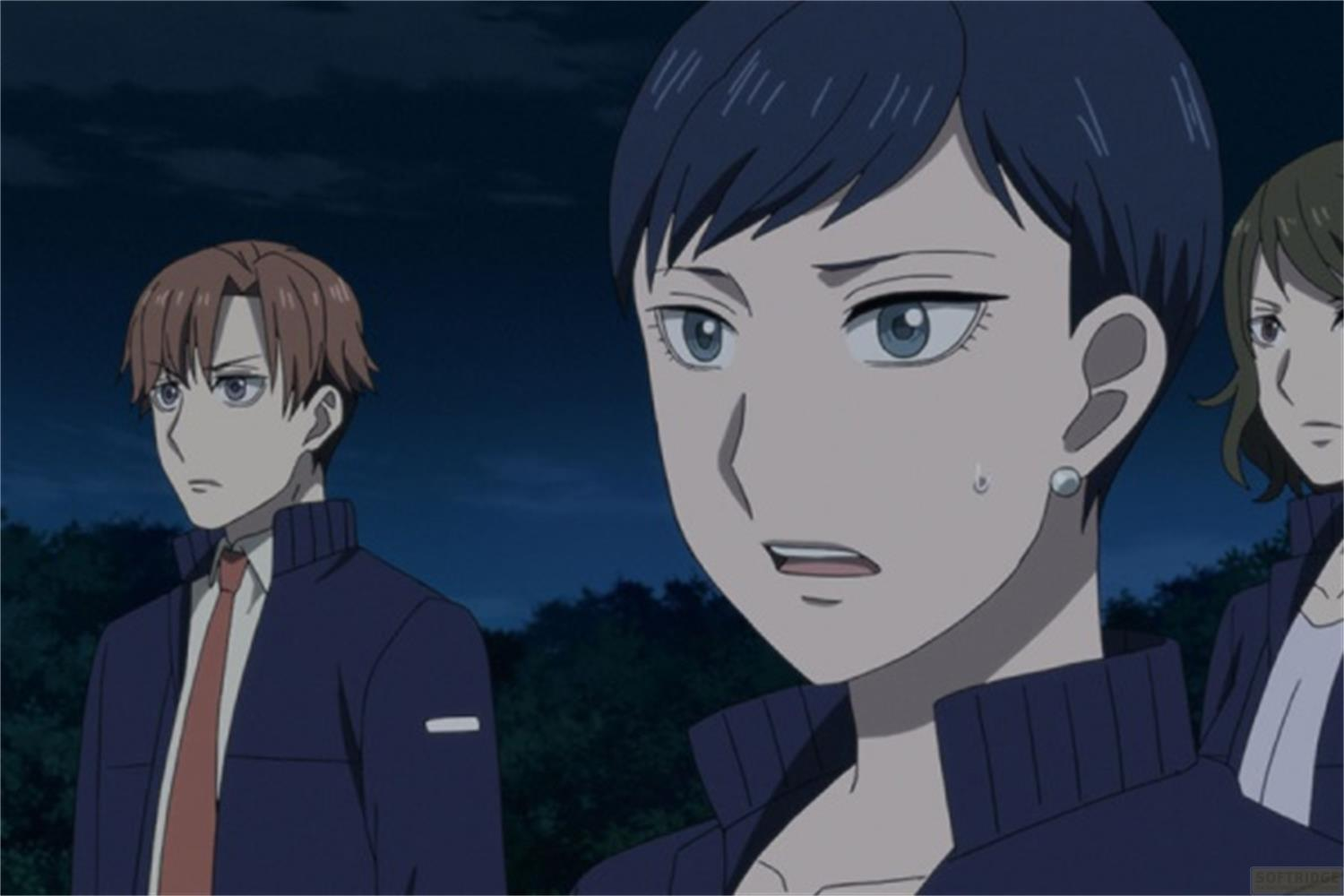 Tre personaggi anime in piedi al buio. Il personaggio in primo piano è femminile, con capelli scuri e occhi blu.