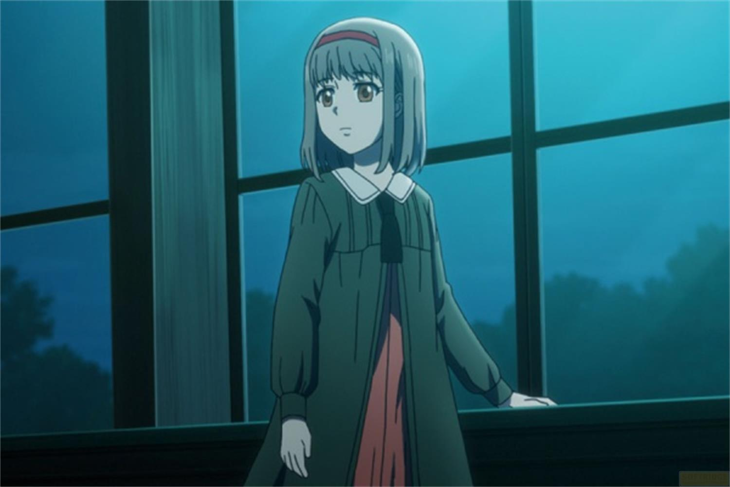 Una ragazza anime con capelli grigi e fascia rossa vicino a una finestra.