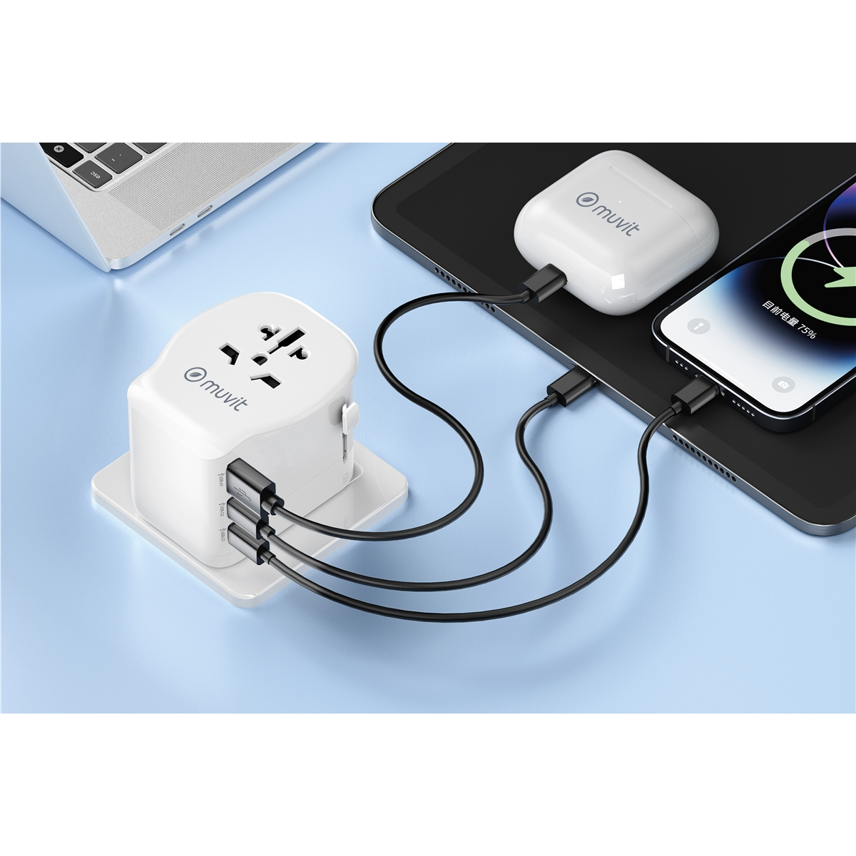 Un adaptador de viaje blanco carga un smartphone, tablet y power bank.