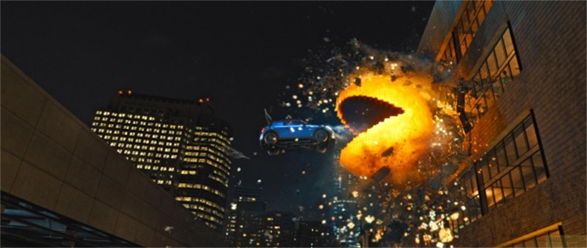 Pac-Man frisst ein Auto in einer Stadt bei Nacht, Gebäude im Hintergrund.