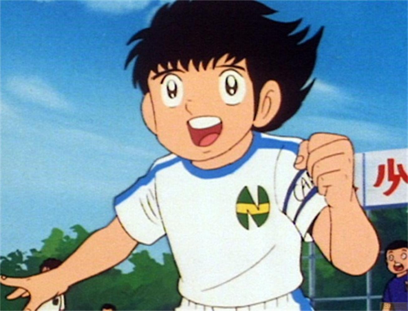 Un garçon d'anime aux cheveux noirs porte un maillot de football blanc à rayures bleues.