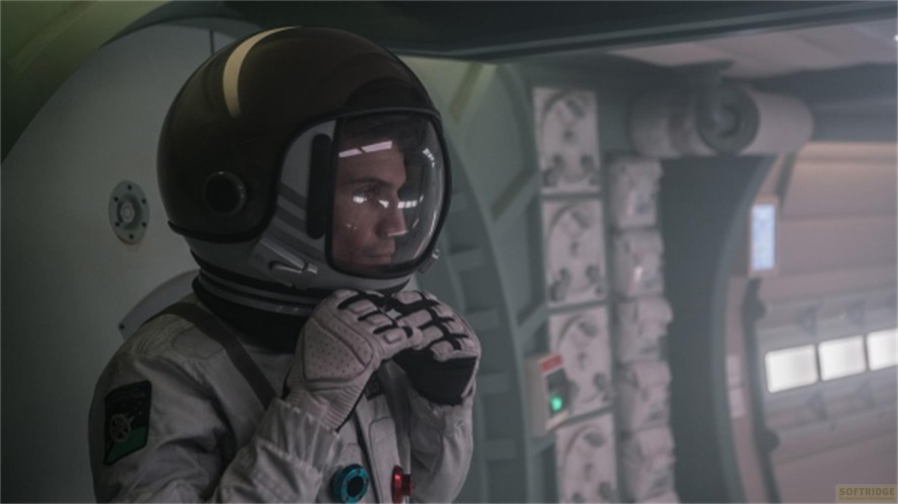 Astronaute en casque et combinaison ajuste ses gants dans un vaisseau spatial.