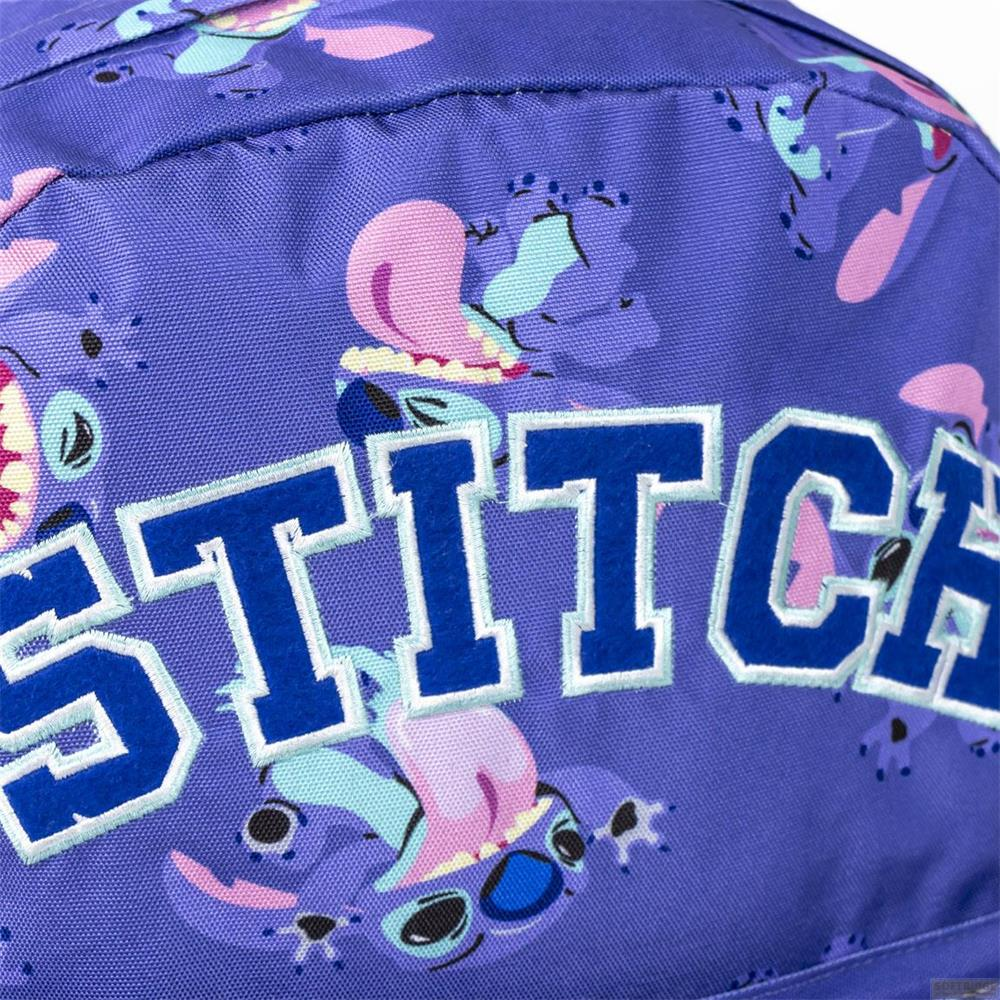 Lila Stoff mit Stitch-Motiv und blauen "STITCH"-Buchstaben.