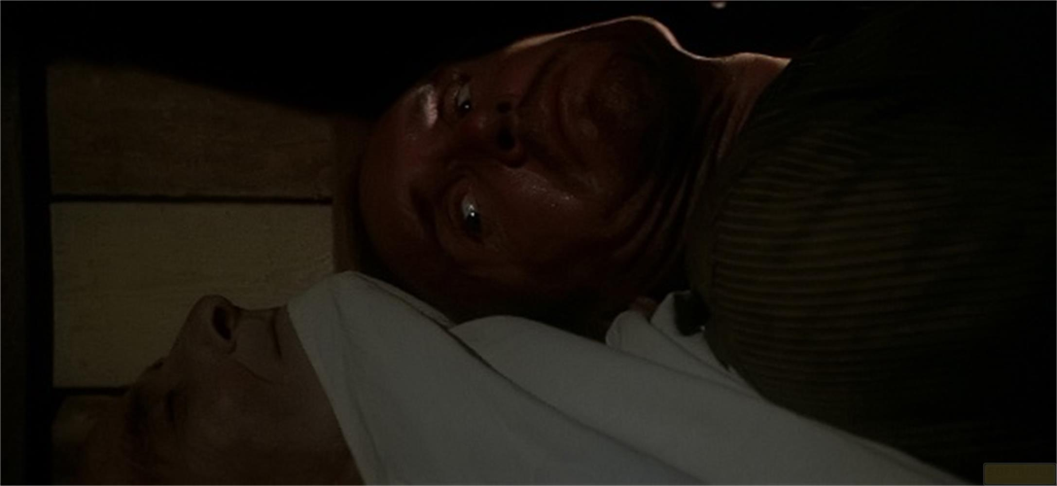 Un homme est allongé sur le dos, un autre le regarde.