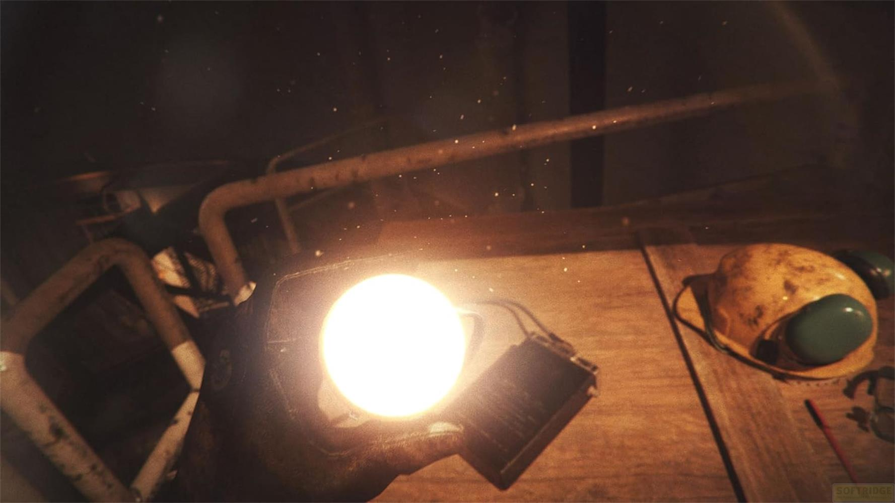 Eine Hand hält eine glühende Lampe. Ein gelber Helm liegt daneben.