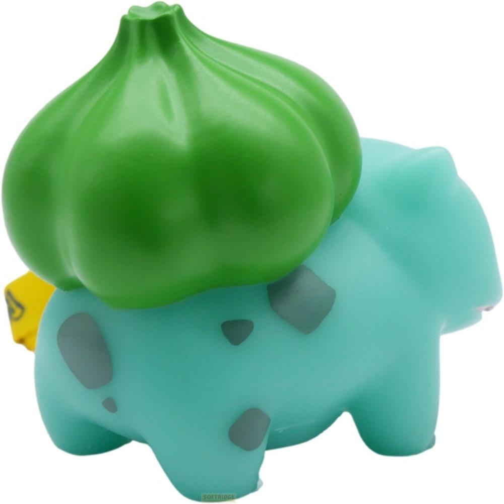 Eine türkisfarbene Figur mit einer grünen Zwiebel auf dem Rücken.