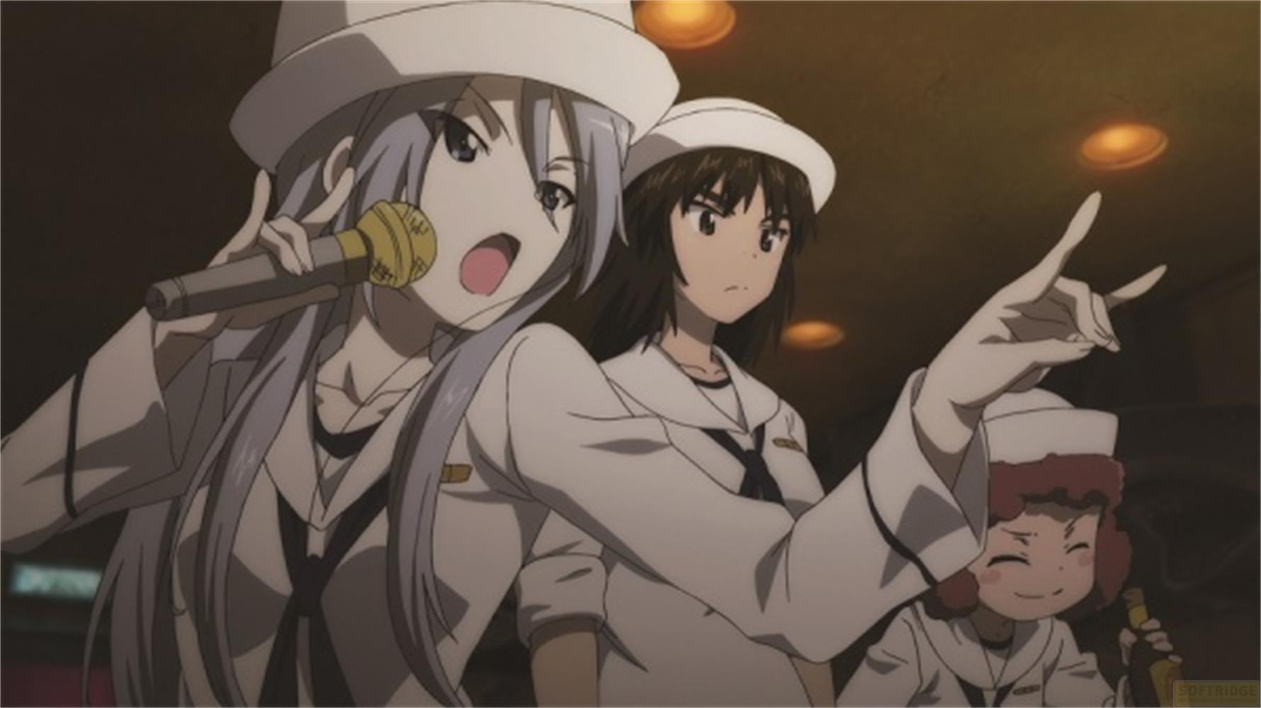 Tre ragazze anime in uniforme da marinaio cantano e bevono.