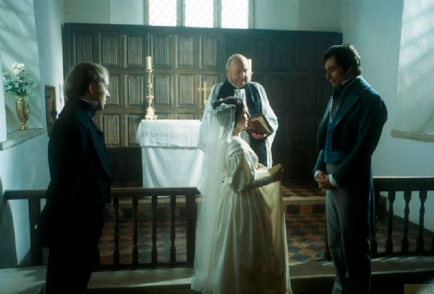 Una scena di matrimonio in una chiesa con sposa, sposo e chierico.