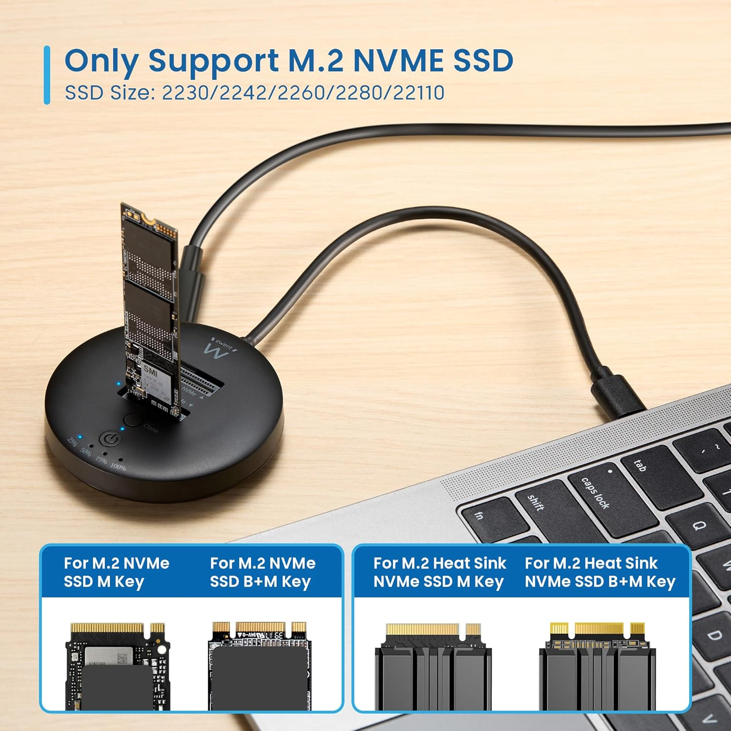 Un cloner di SSD M.2 NVMe con un laptop e vari SSD.