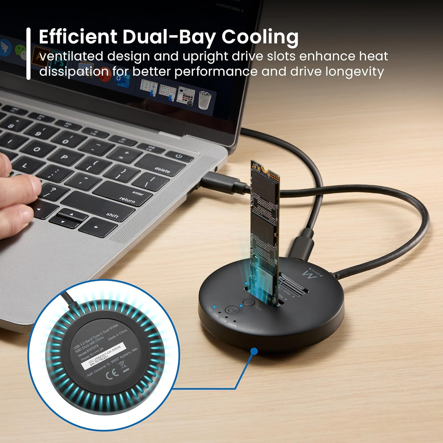 Un laptop e un dock dual NVMe SSD con raffreddamento blu.