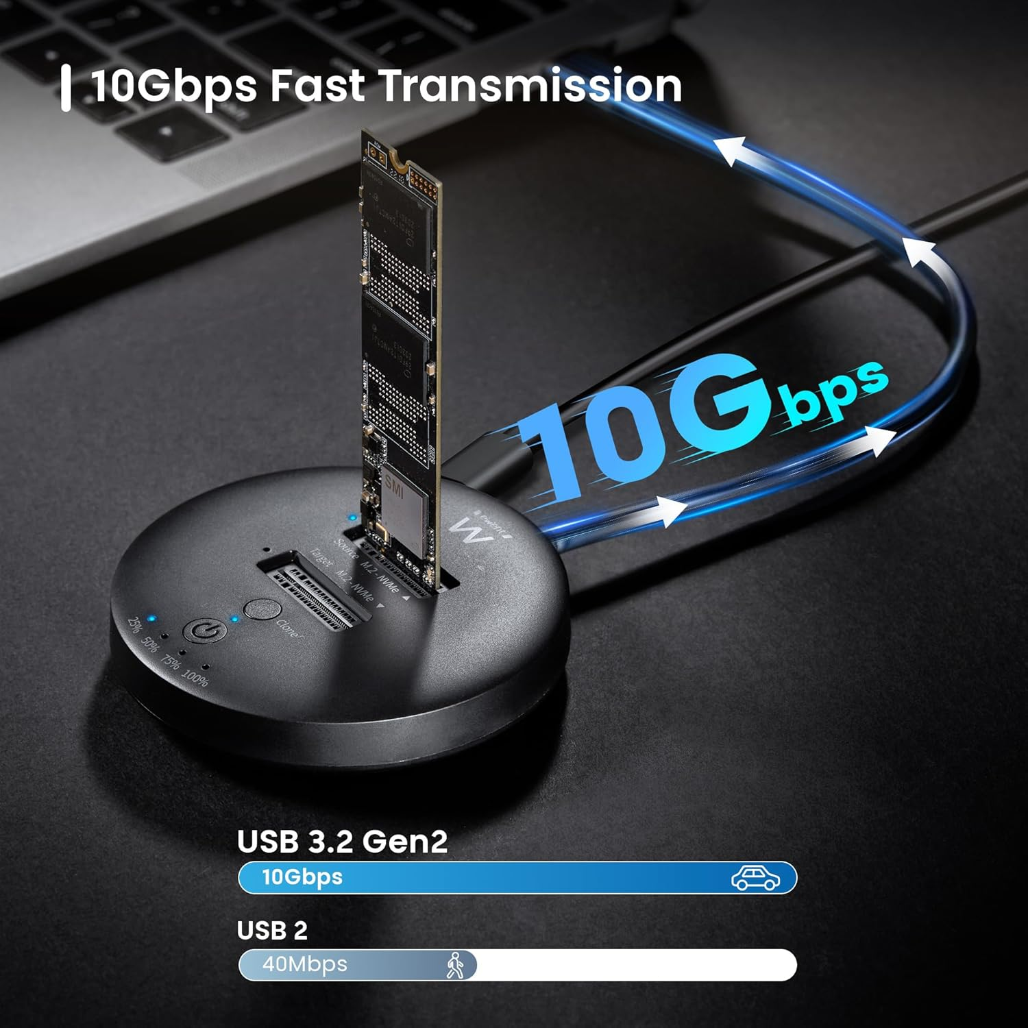 Un adattatore SSD M.2 NVMe con velocità di trasmissione di 10Gbps accanto a un laptop.